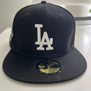 Svart New Era Keps - Säljer en helt ny svart New Era Keps med hög kvalite för väldigt bra pris. Den är helt ny med prislapp och oanvänd. Skriv vid intresse och tveka inte att lägga bud!