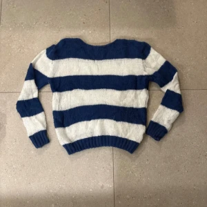 Randig stickad tröja från Subdued - Säljer en mysig stickad tröja från Subdued med breda blå och vita ränder. Tröjan har långärmade ärmar, ribbad nederkant och är tillverkad i Italien. Perfekt för dig som gillar chill och stilren vibe.🫶🏻💓