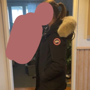 Canada goose Victoria Parka - Fin jacka storlek S, finns en luva till kan sicka bild om man vill det. Pris kan diskuteras!