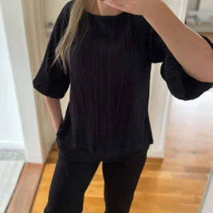 Mörkblå blus  - Säljer en jättefin mörkblå blus, som ger ett lyxigt intryck. Köpt dyrt på MQ och använd nån enstaka gång, säljer då den helt enkelt inte kommit till användning💕