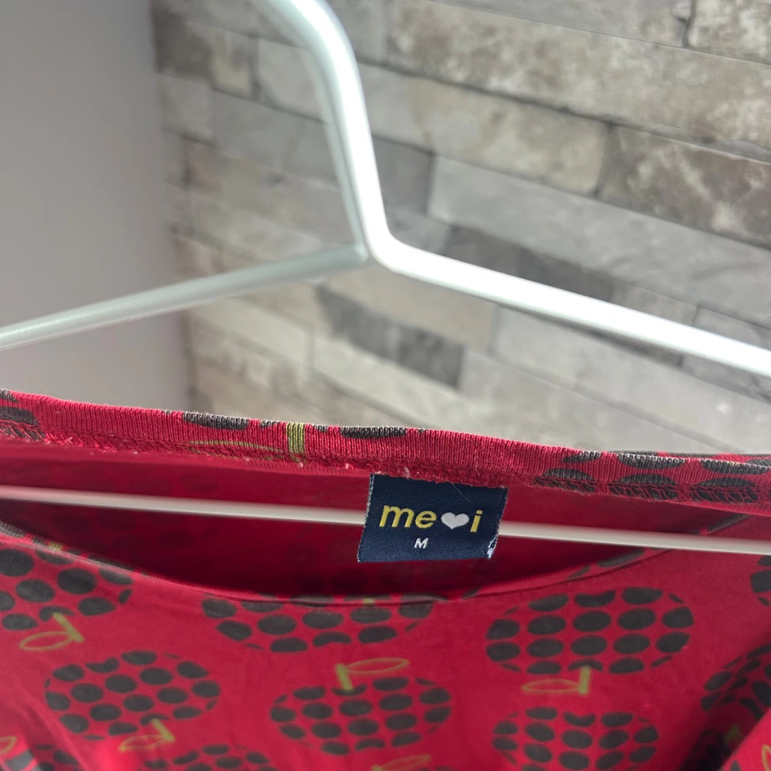 Röd långärmad  med äppelmönster från Me&I - 2