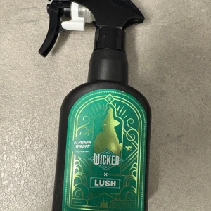 Wicked x Lush body spray - Limited edition body spray i samarbete mellan Wicked och Lush. Flaskan rymmer 200 ml och har en unik design inspirerad av Elphaba Thropp. Perfekt för dig som vill sticka ut med något annorlunda.