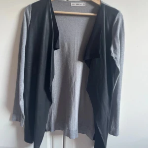 Grå kofta med svarta detaljer från Zara - Det svarta är läder