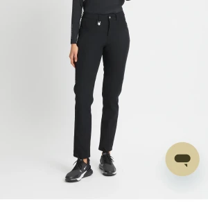 Svarta golfbyxor (Insulate pants 32) - Svarta golfbyxor från röhnisch. Väldigt skön passform och väldigt sköna att ha ute på golfbanan. Hela modellen är slutsåld. Säljs oanvända med prislapp kvar. 