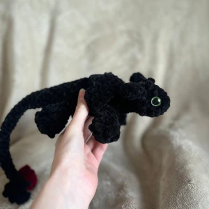 Virkad tandlös  - Den är ca 40 cm lång 🌸 Draken har Säkerhetsögon som inte rekommenderas för barn under tre år!