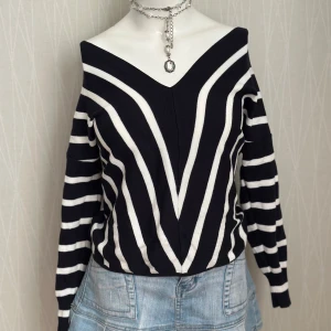 Dark blue striped knitted jumper  - Perfekt skick