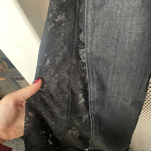 Mörkblå jeans med svart spets - 90 cm innerbenslängd  - YTTERLIGARE INFO FINNS PÅ BILDERNA! Coola mörkblå jeans med svart spets bootcut och förlängning med samma design! Jeansen var skinny från början och behövdes därav göras om till bootcut💙De har även en liten design på fickan!  Benen har en innerbenslängd på ca 90 cm och vi skulle säga att jeansen är ungefär storlek S men läs måtten för att få en bättre bild av hur jeansen passar dig! Bild på mått finns om ni bläddrar vid bilderna!