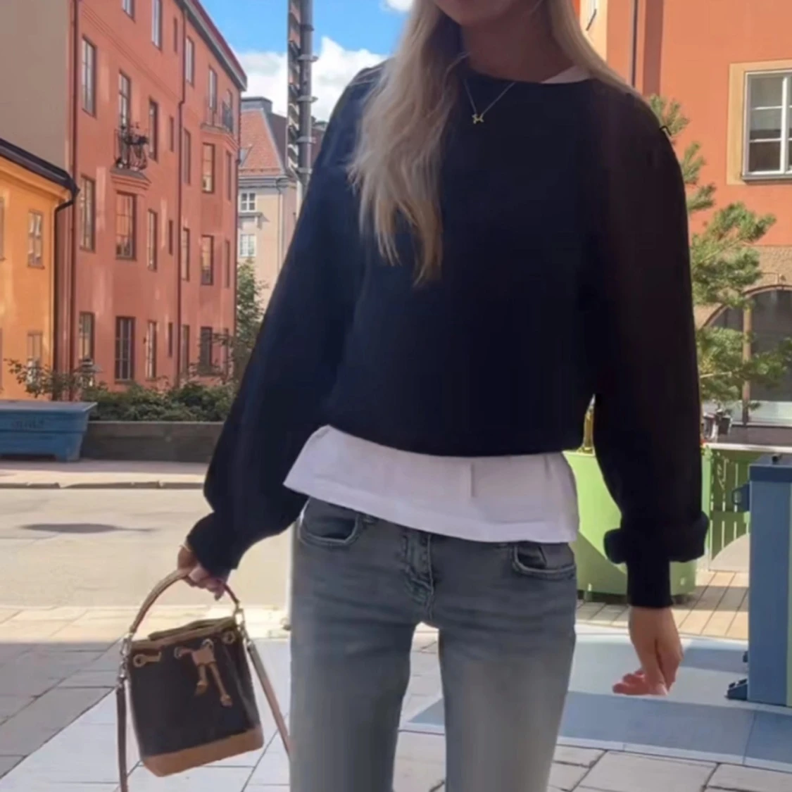 Marinblå tröja med knyte och öppen rygg  - 1