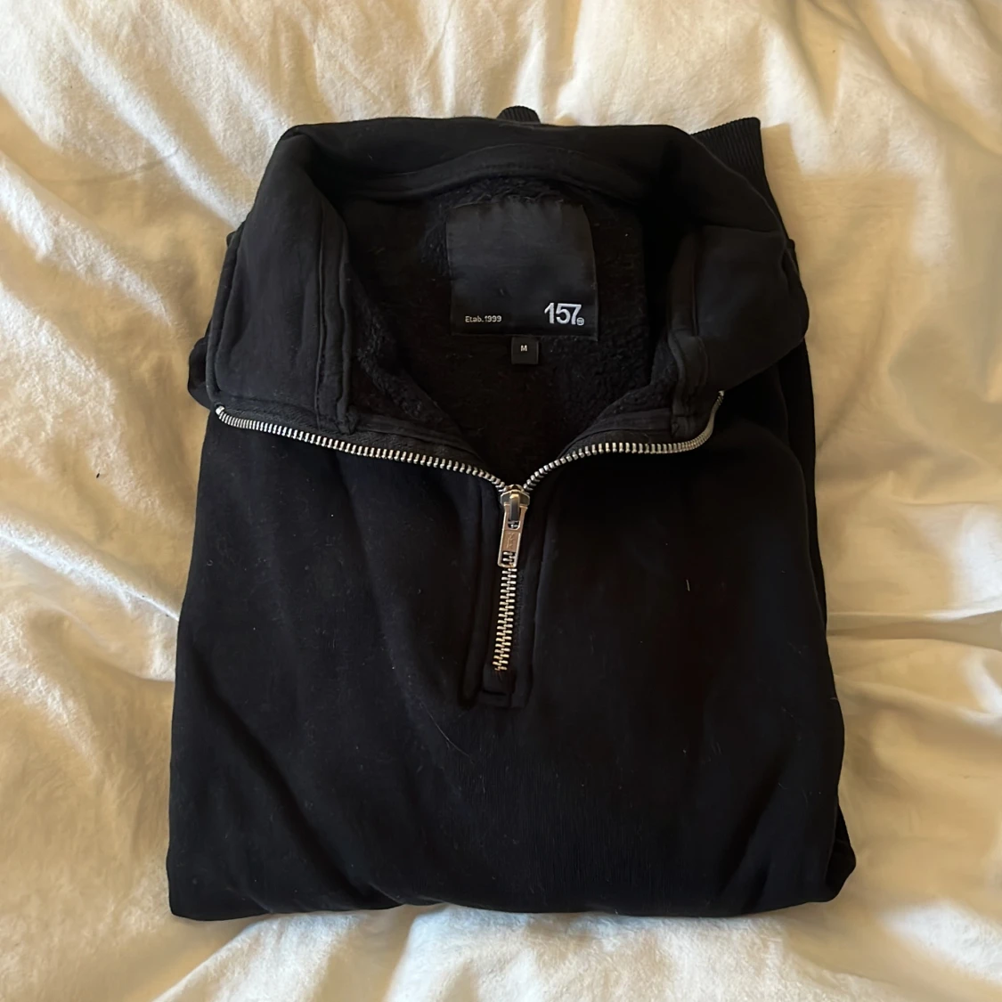 Svart half zip sweatshirt 