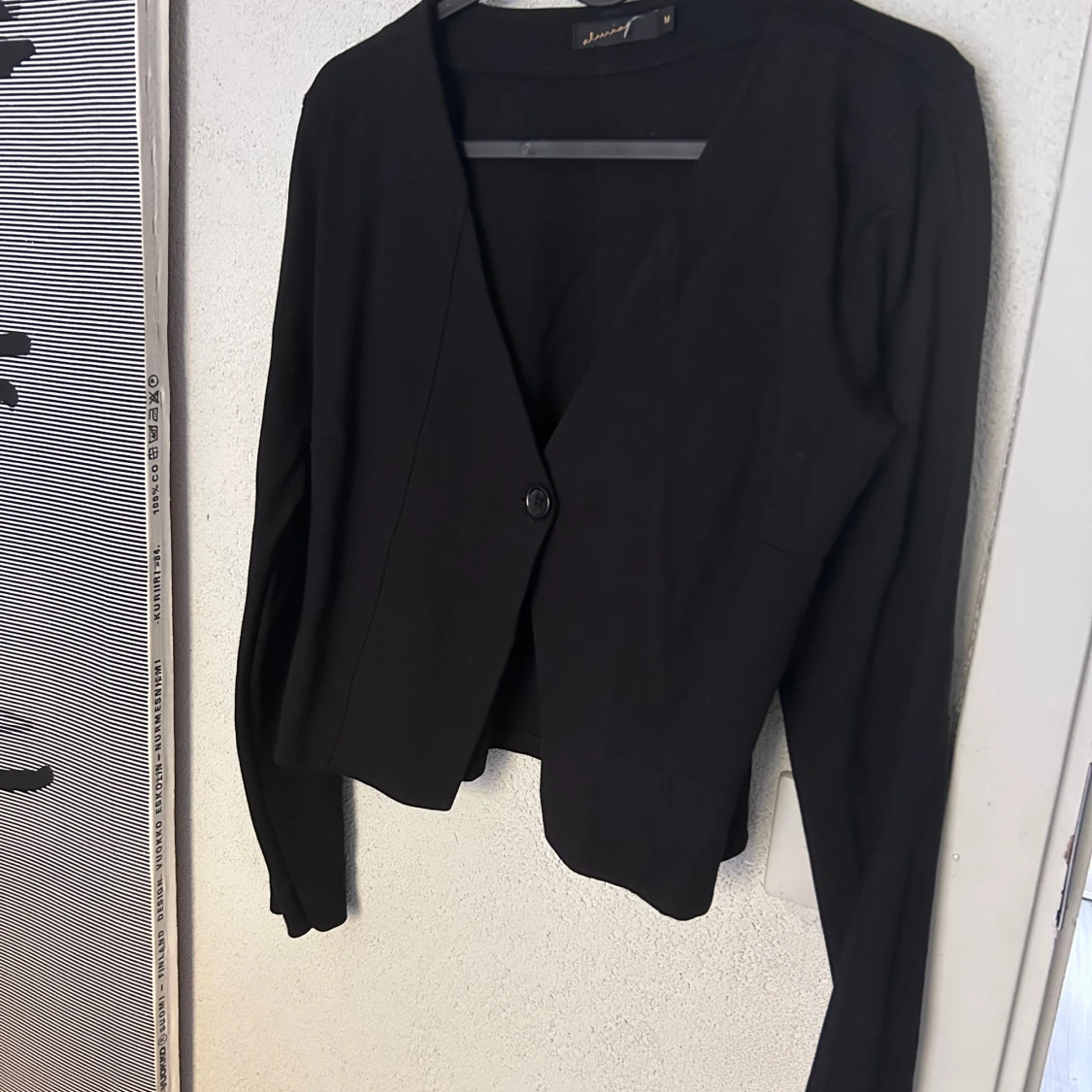 Svart kavaj med knapp