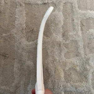 Unihoc unilite left PP ti ser det ut som att det är - Detta är inte en elektronikprodukt. Bilderna visar ett vitt plastblad, troligen ett innebandyblad, med viss användning och en svart markering på kanten. Ingen elektronik eller digital funktion syns.