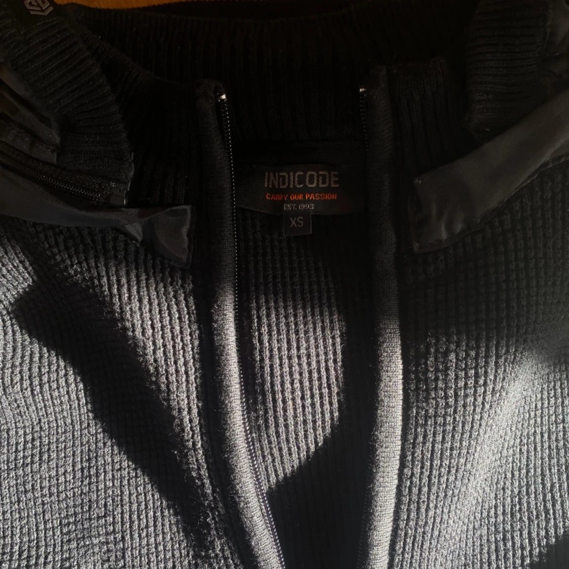 Svart stickad cardigan från Indicode - 1