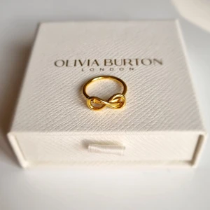 Infinity ring - Snygg guldfärgad ring med en elegant infinity-symbol framtill. Ringen har en stilren och modern design som verkligen sticker ut. Perfekt accessoar för dig som gillar minimalistiska smycken med en twist. Lådan ingår ej.