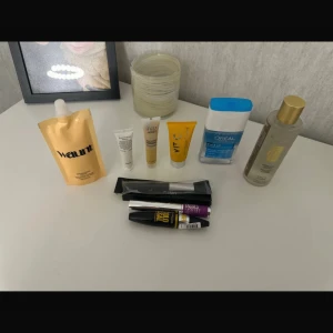Mascara och sminkborste från Maybelline - Säljer en kit med olika hudvårdsprodukter och smink. Allt är nytt och oanvända. Passar perfekt för att skapa en egen julkalender 
