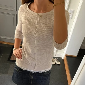 Beige stickad kofta - Trekvartsärmad beige stickad kofta från H&M i storlek S. Fint skick. Använd gärna köp nu!