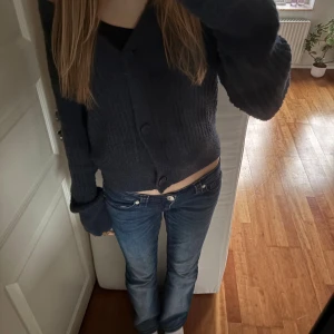 Marinblå stickad kofta - Säljer en marinblå stickad kofta från Kappahl. Säljer p.g.a att den inte används och har då inga stora tecken på användning.🤍