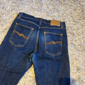 Nudie jeans slim modell storlek w30 herr - Nudie jeans slim modell storlek w30. Skön wash på dessa. Mycket bra skick utan defekter. Nypris runt 1599kr. Postas antigen samma dag som köp eller dagen därpå🙌💯