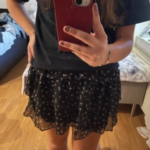 Svart kjol med mönster - Jättefin volangkjol från H&M med fina detaljer🥰