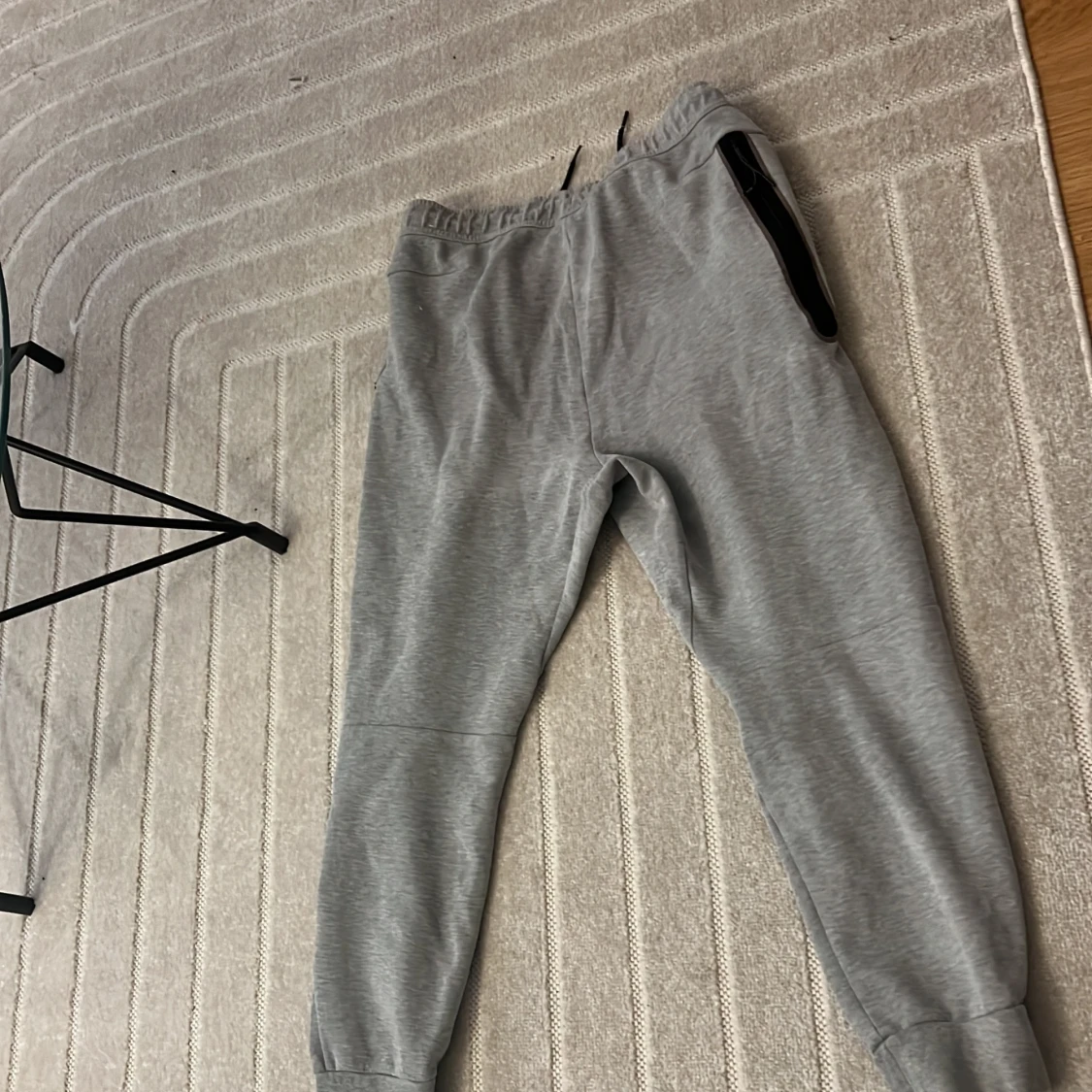 Grå mjukisbyxor från Nike med snörning - 2