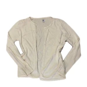 Vit Saint tropez kofta - Vit Saint tropez kofta i storlek L. I nästintill nyskick med vita skimmrande knappar och ett mjukt material. Kontakta vid frågor! 