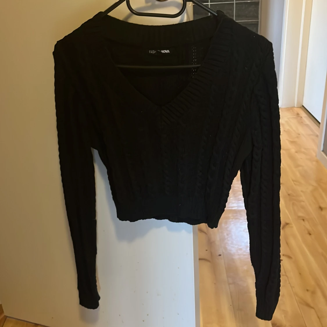 Svart croppad stickad tröja Fashion Nova