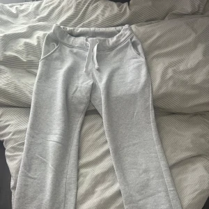 Grå mjukisbyxor från Russemerch - Snygga ljusgrå mjukisbyxor från Russemerch.De är lågmidjade och passar perfekt för vardags och är super sköna att använda hemma när man bara vill ta de lungt💓