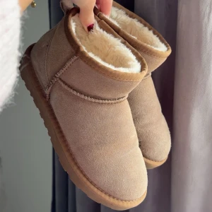 Vinterskor från Sofie Schnoor - Beige/bruna skor från Sofie Schnoor i storlek 37, mycket bra skick💗 (små fläckar som syns på bild 4 men går bort om du tvättar försiktigt) Nypris ca 900 