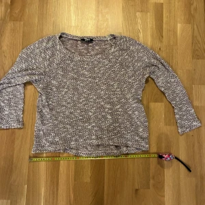 Stickad vinröd-vit tröja Bik Bok XS - Mysig stickad tröja från Bik Bok i storlek XS. Tröjan har ett vinrött och vitt melerat mönster, rund halsringning och långa ärmar. En tunnare variant av stickad tröja. 