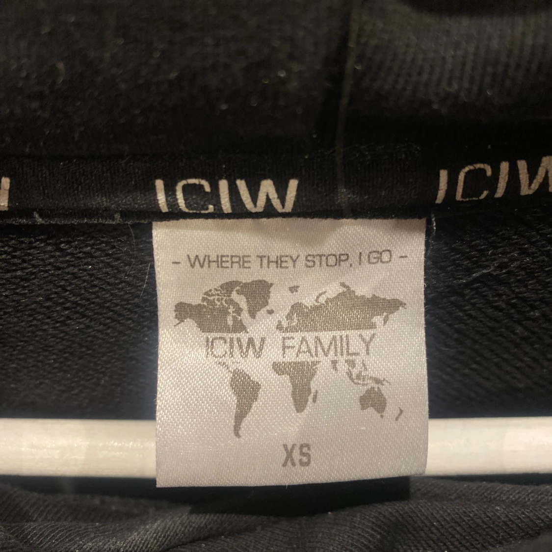 Svart hoodie från ICANIWILL - 3