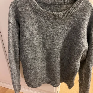 Grå stickad tröja från DAZY - Jättefin och mysig grå stickad tröja🩷
