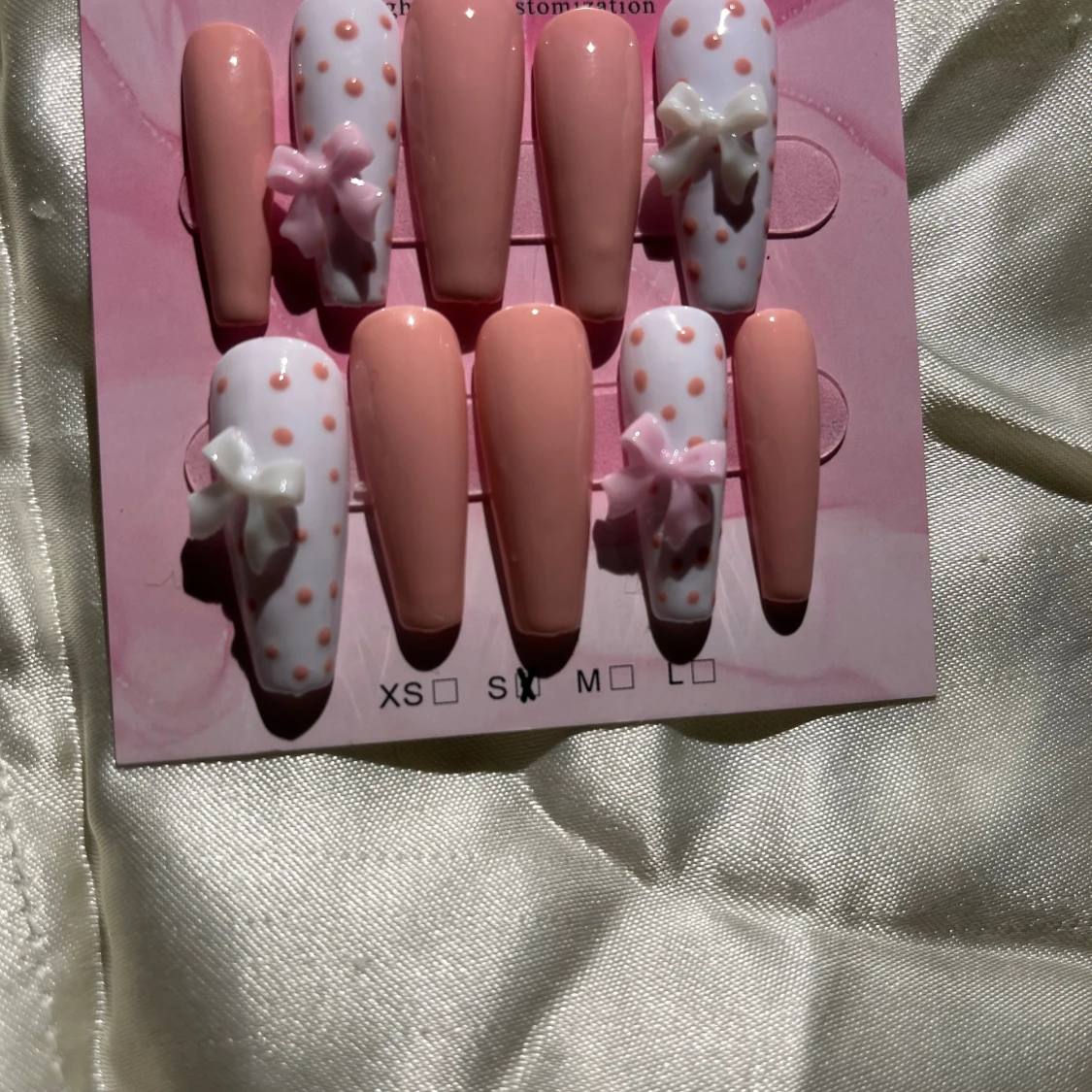 Söta rosa och vita lösnaglar