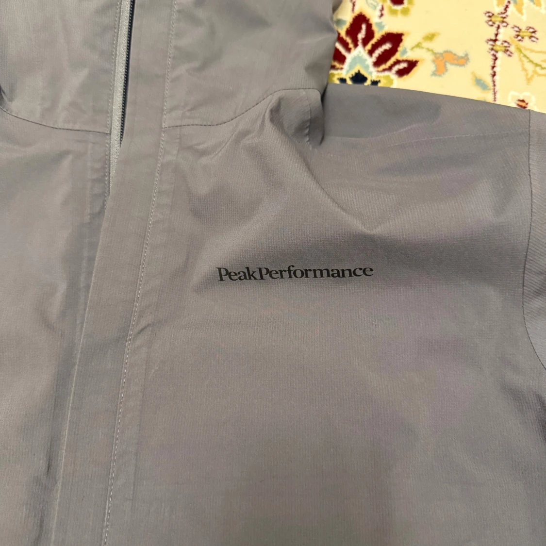 Grå vindjacka Peak Performance  - 1