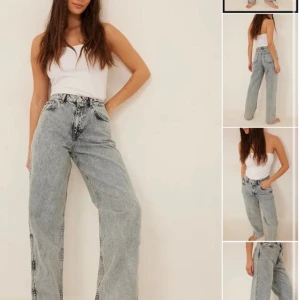 Grå wide jeans med slits - Snygga ljusgrå jeans med breda ben och hög midja. Modellen har en rak och loose passform med dragkedjaslits nertill. Jeansen är väldigt sköna och passar till alla årstider. Använda endast fåtal gånger🥰