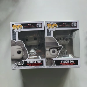 Funko Pop! Wanda 50s & Vision 50s WandaVision - Säljer två Funko Pop! figurer från Marvels WandaVision: Wanda 50s (#713) och Vision 50s (#714). Båda figurerna är i originalförpackning, oskadade och nyskick, men de är inte oöppnade.  Perfekt för samlare och fans av Marvel och Funko Pop!