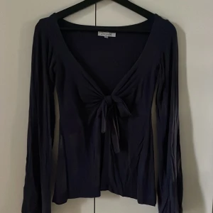 Marinblå omlottopp från DesignBySi - Intressekoll på min fina omlottopp från DesignBySi i marinblå💗 Den är i bra skick och kommer tyvärr inte till användning💗