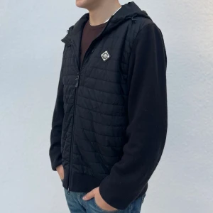 J.Lindeberg Cardigan Jacka - Tjena! Säljer nu denna J.Lindeberg cardigan jacka. Storlek L - Modellen på bild är 182cm. Skick 8/10 - Nypris på denna är ca 3500 och mitt pris 999, (pris kan diskuteras vid snabb affär). Hör gärna av er vid minsta fundering/fråga. MVH Vestito Closet