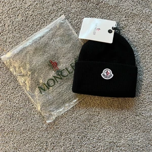 Moncler Mössa - Helt ny & Oanvänd ✔️, Kommer med tags & dustbag 🏷️, skickas inom 1 dag 📦, Onesize (passar alla),  Perfekt för vintern ❄️, kontakta gärna för mer info