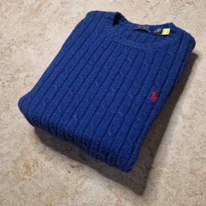 Blå stickad tröja från Polo Ralph Lauren - Säljer en jättesnygg Marinblå Ralph Lauren cable knit. Storleken är m men känns mycke mer som en s då jag råkade tvätta fel en gång. Jättebra skick. Jag fraktar alltid inom 20 timmar efter köp. Dehär plagget är ett måste nu till vintern enligt mig.