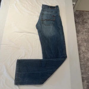 BigStar Bootcut Jeans - Blåa jeans med fet tvätt och detaljer. Jeansen är från BigStar och har lite bootcut passform. Inga tecken på användning, nypris ca 1500kr. Storlek W34/L36