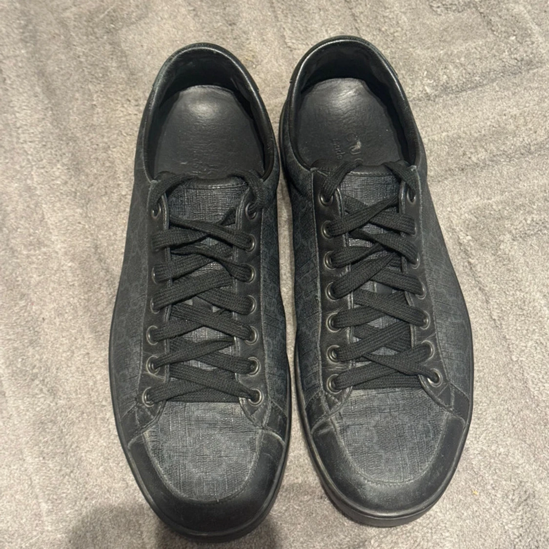 Svarta sneakers från Gucci med monogram