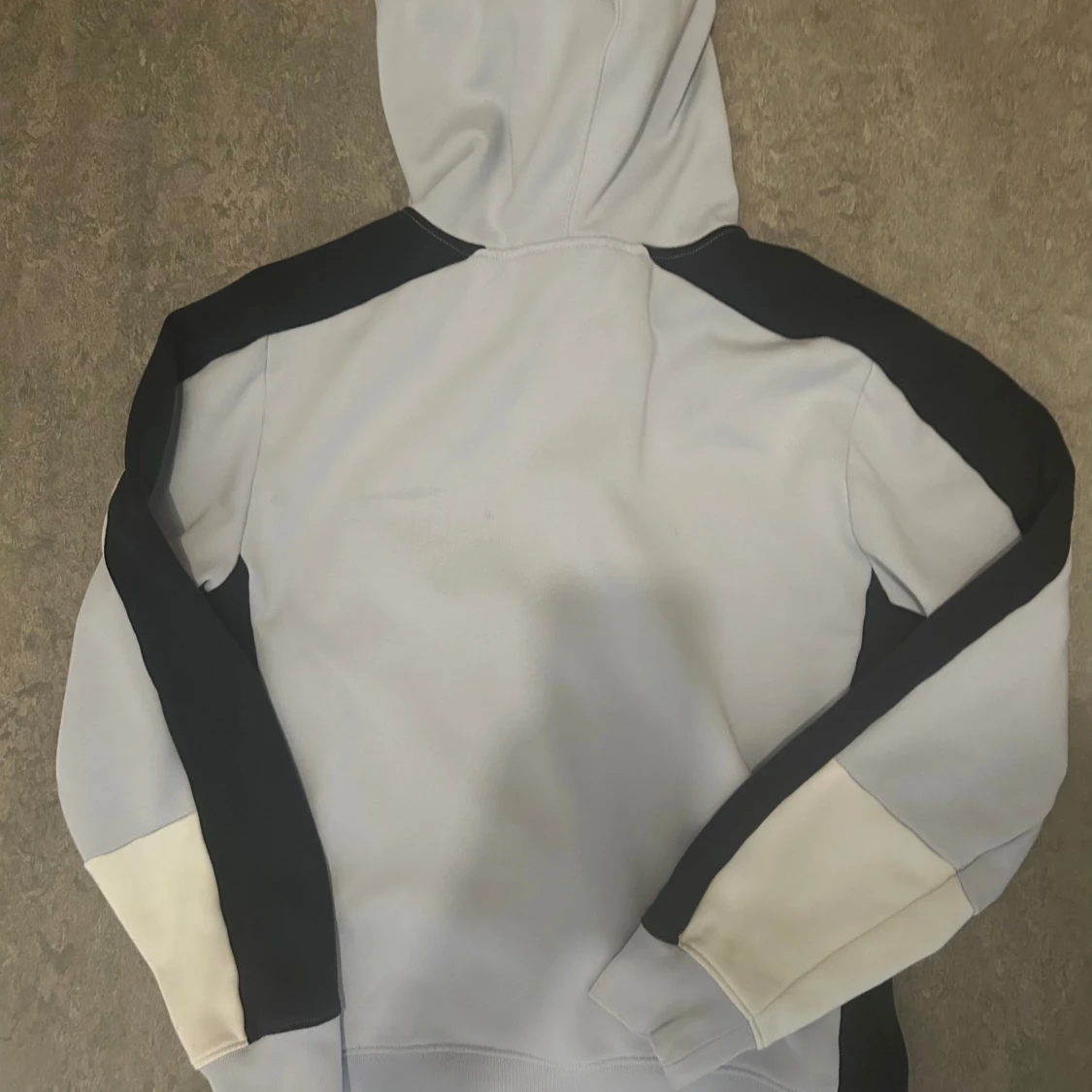 Ljusgrå hoodie från Lacoste med dragkedja - 2