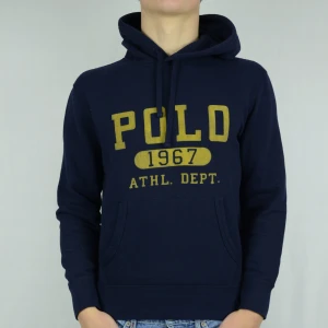Ralph Lauren hoodie  - POLO RALPH LAUREN HOODIE  Storlek : S  Passform : Normal    Användning : Hoodien är i ett väldigt fint skick utan defekter  Nypris : Cirka 2800SEK  Modellen på bilen är 182CM och väger 76KG