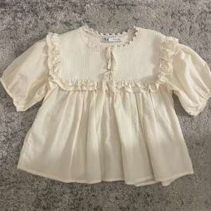 Beige topp, Zara  - Gullig topp från Zara i S, säljs inte längre på Zaras hemsida 🥰🥰