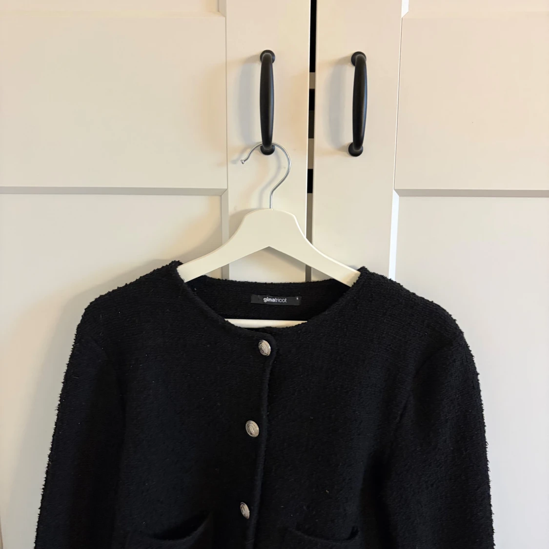 Svart kofta från Gina Tricot