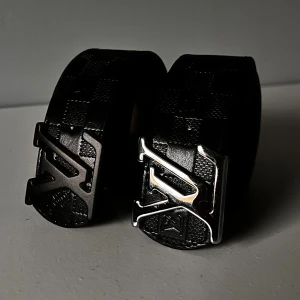 Lv bälten helt svart, svart silver - Helt nya Lv bälten. Svarta finns storlek 110-130cm, den med silver logo finns från 105-125cm. Båda för 450kr 