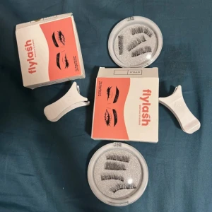 Flylash magnetiska lösögonfransar - Magnetiska lösögonfransar från Flylash i svart, med tillhörande applikatorer. Fransarna kommer i rund förpackning med glitterbotten. köpta för 300