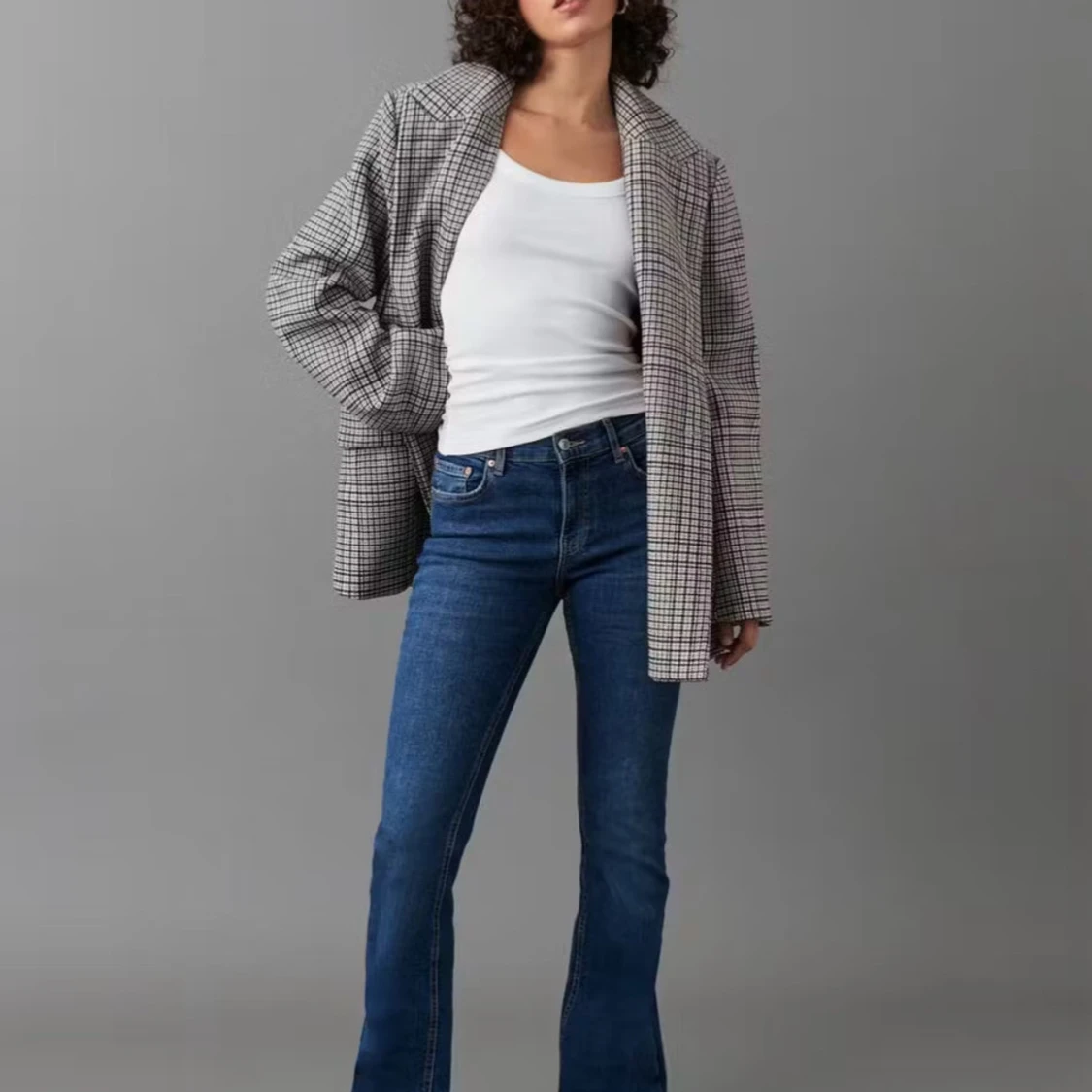 Blå bootcut jeans från ginatricot