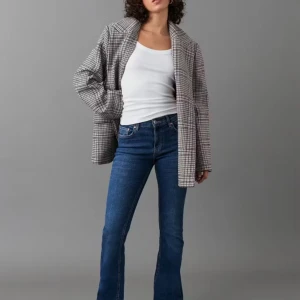 Blå bootcut jeans från ginatricot - Snygga blå jeans från ginatricot med klassisk bootcut-passform och normal midja. Jeansen har fem fickor. Perfekta för dig som gillar en tidlös look med lite utsvängda ben. 