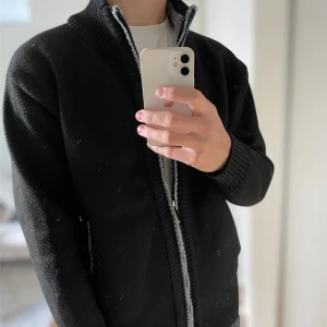 Svart stickad cardiganjacka i fleece - Riktigt skön o varm fleece | skick 9/10✅ | skriv vid frågor eller funderingar!