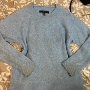 Ljusblå stickad tröja från Vero Moda - Mysig ljusblå stickad tröja från Vero Moda med rund halsringning och ribbade muddar vid ärmslut och nederkant. Perfekt för lager-på-lager och chill dagar. Enkel och stilren design som funkar till det mesta. Använd en gång och är lika mjuk som nyköpt.🪻